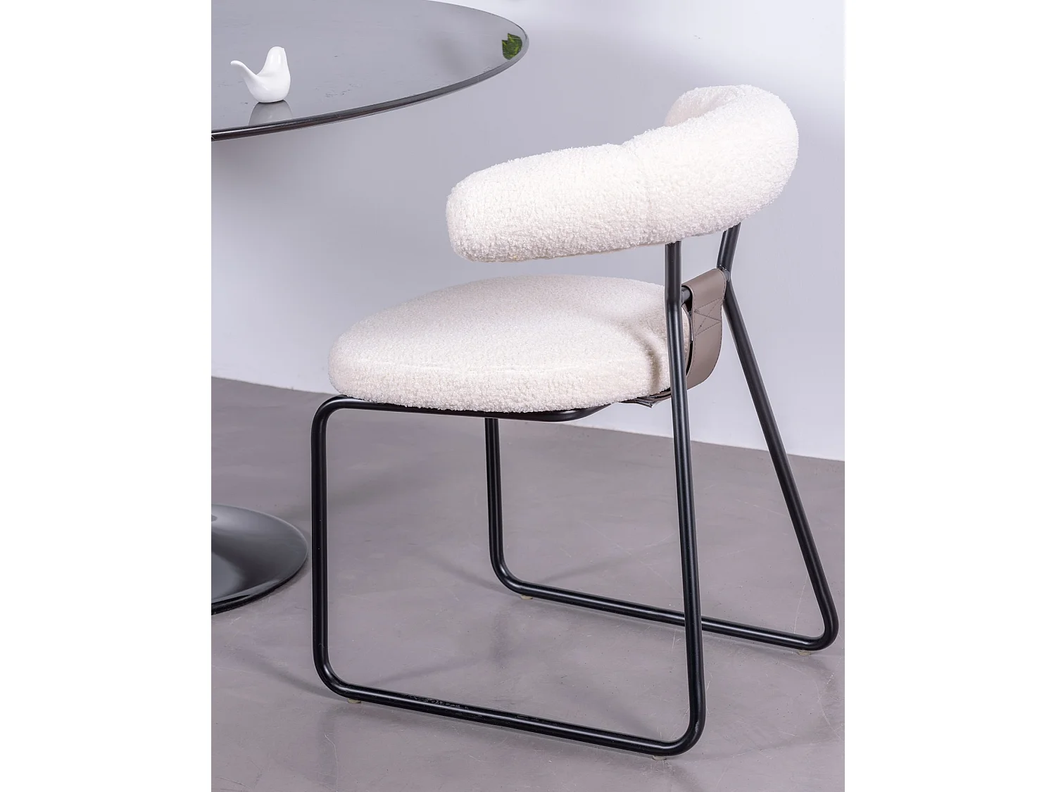 Chaise design recouverte de bouclé et pieds en acier laqué - Oxford - Blanc