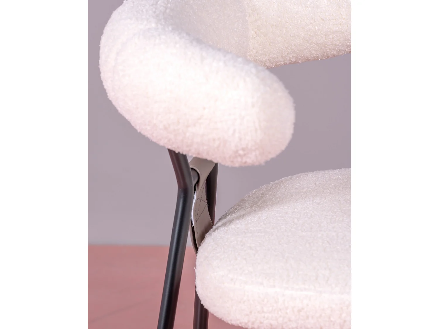 Chaise design recouverte de bouclé et pieds en acier laqué - Oxford - Blanc