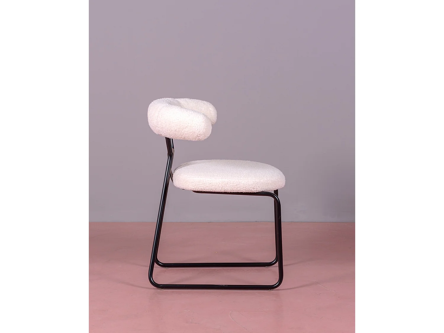 Chaise design recouverte de bouclé et pieds en acier laqué - Oxford - Blanc