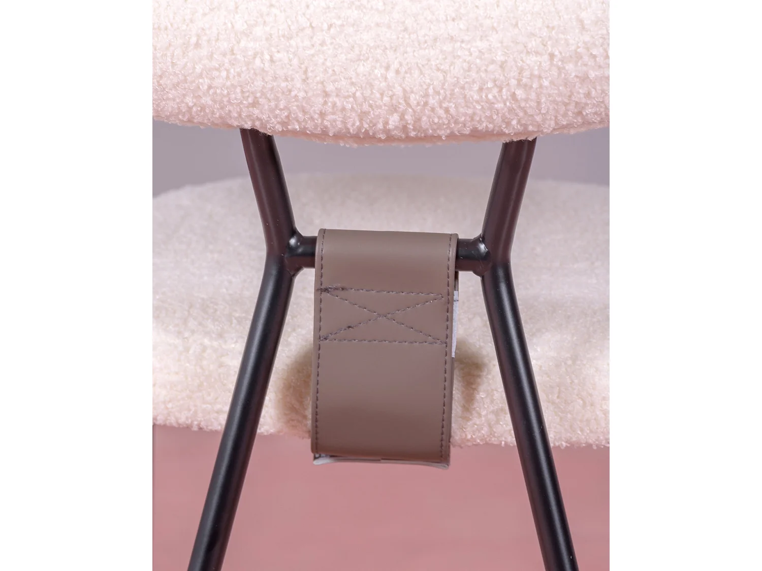 Chaise design recouverte de bouclé et pieds en acier laqué - Oxford - Blanc