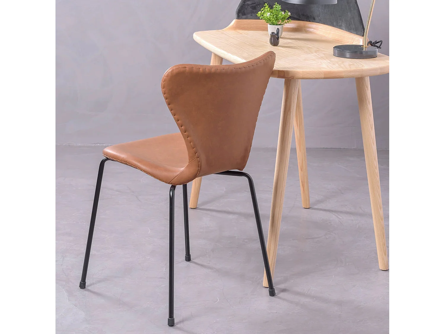 Chaise vintage tapissée de similicuir usé - Seven - Brun