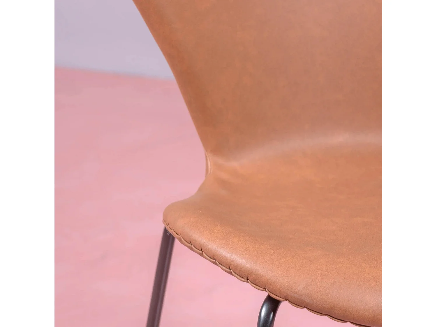 Chaise vintage tapissée de similicuir usé - Seven - Brun