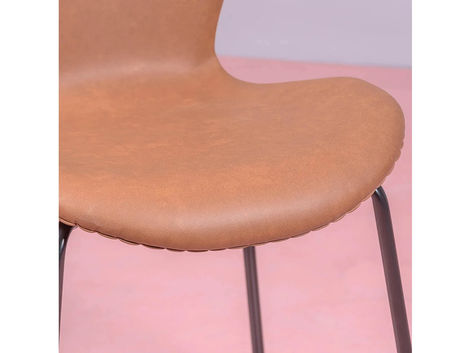 Chaise vintage tapissée de similicuir usé - Seven - Brun