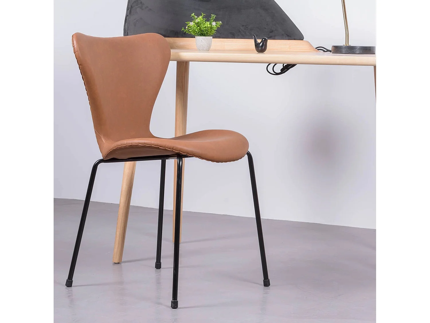 Chaise vintage tapissée de similicuir usé - Seven - Brun