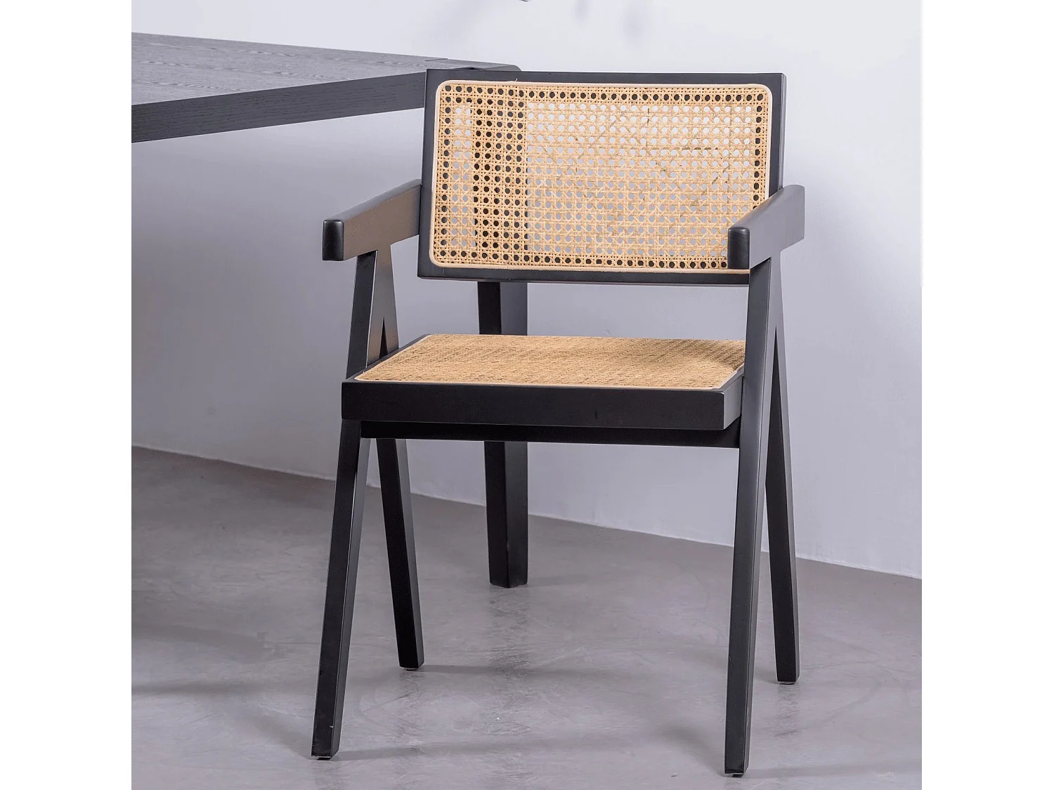 Silla cásica con reposabrazos en rattan natural y madera de fresno - Compass - Negro