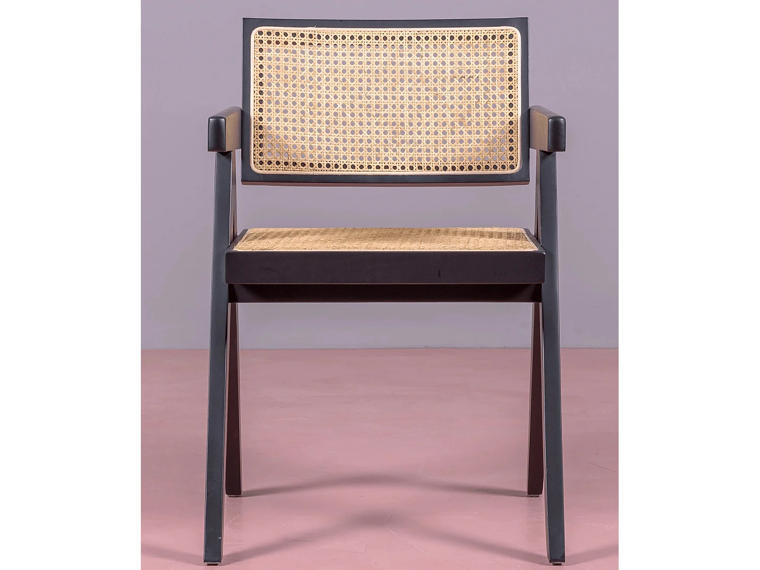 Chaise classique avec accoudoirs en rotin naturel et bois de frêne - Compass - Noir