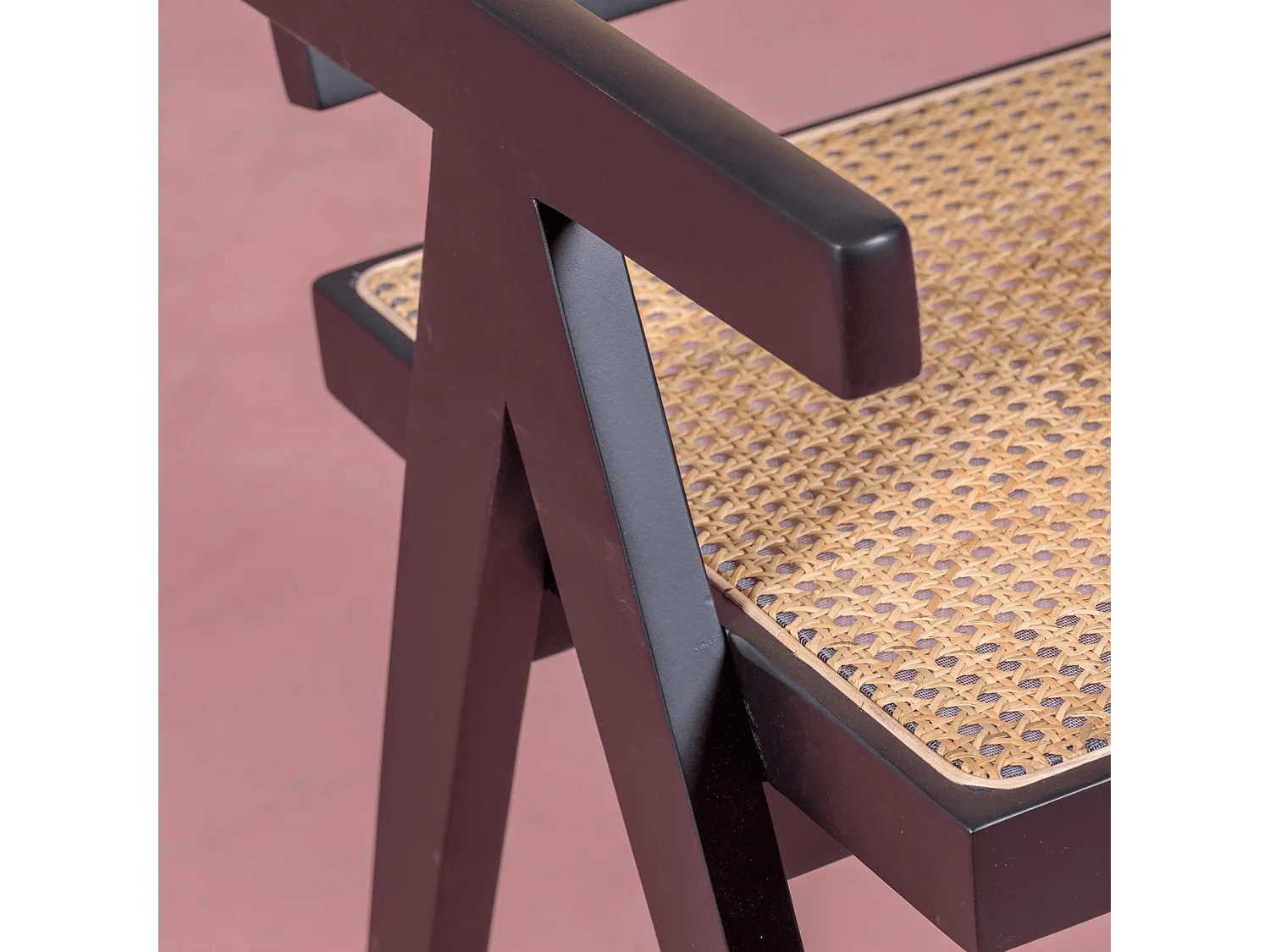 Chaise classique avec accoudoirs en rotin naturel et bois de frêne - Compass - Noir