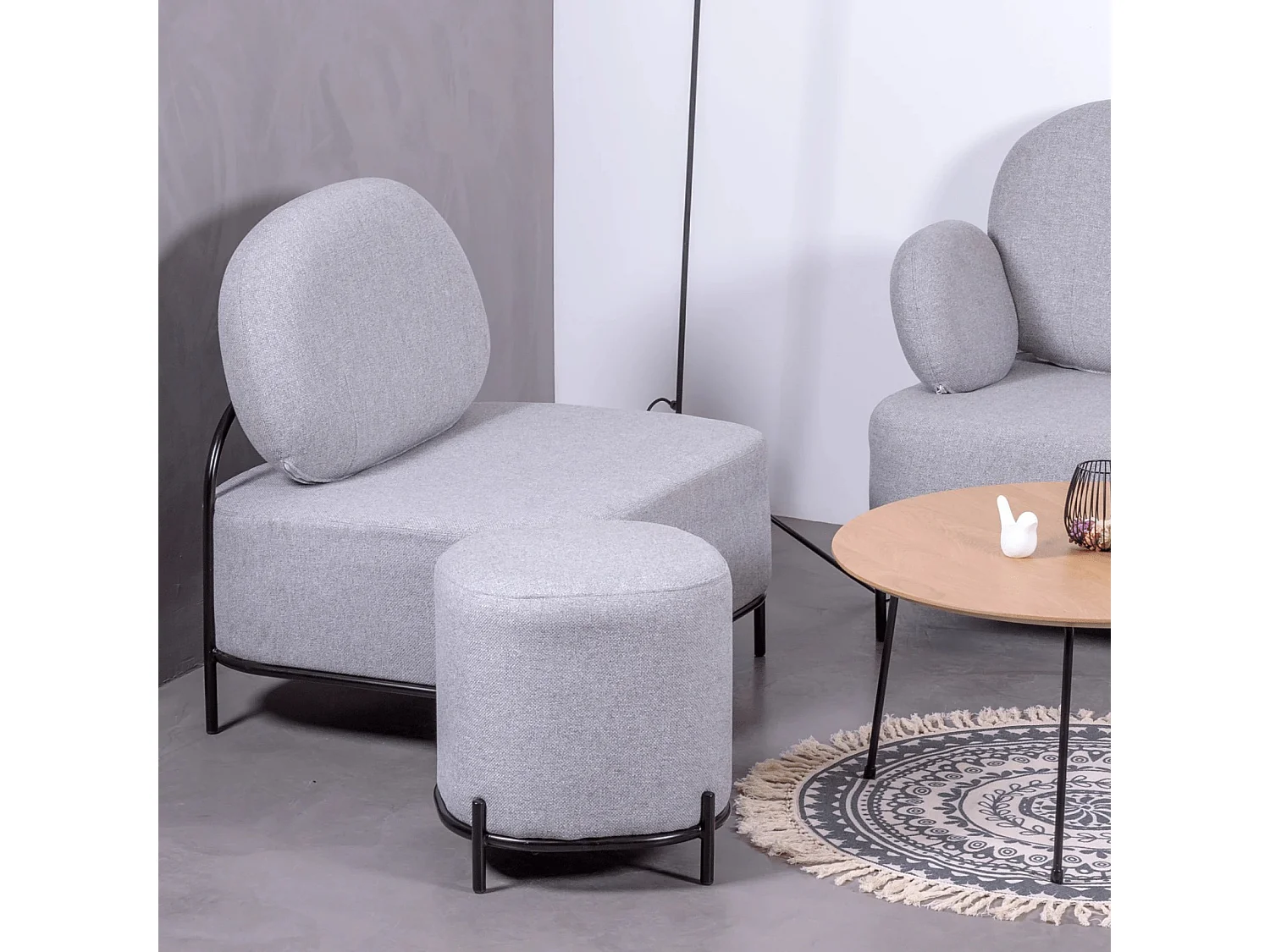 Repose-pieds pour le canapé au design minimaliste - Clair - Gris