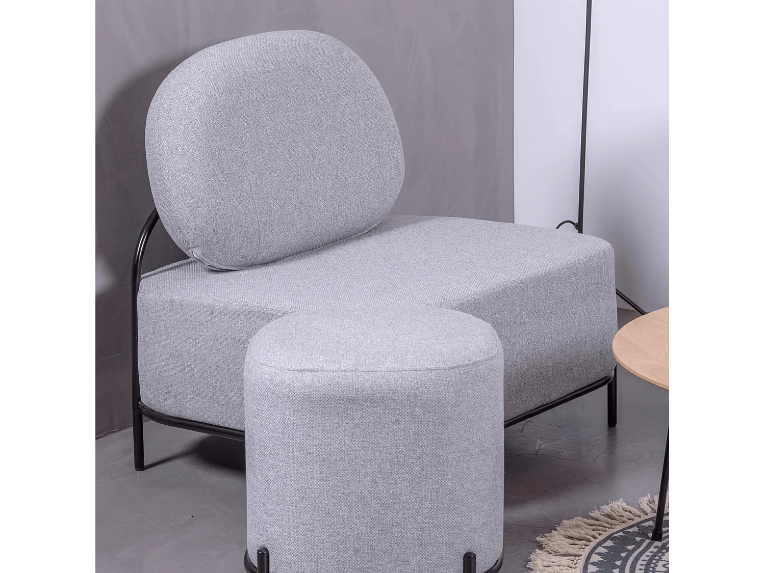 Repose-pieds pour le canapé au design minimaliste - Clair - Gris