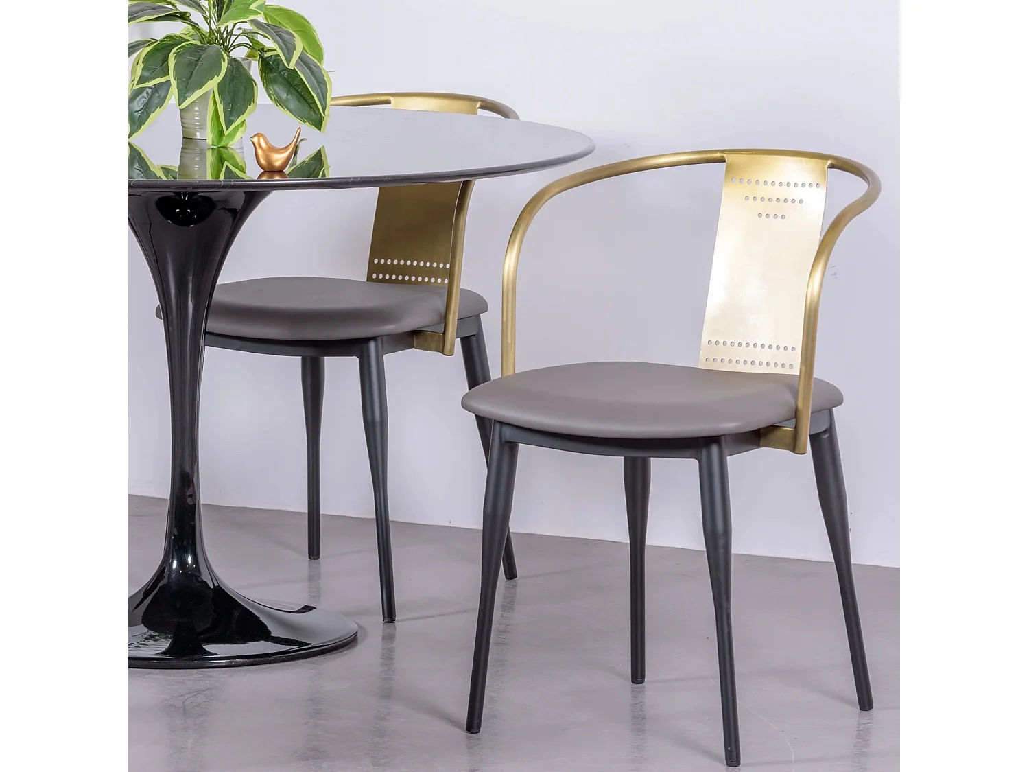 Cadeira industrial em aço dourado e com almofada - Bistro - Cinza