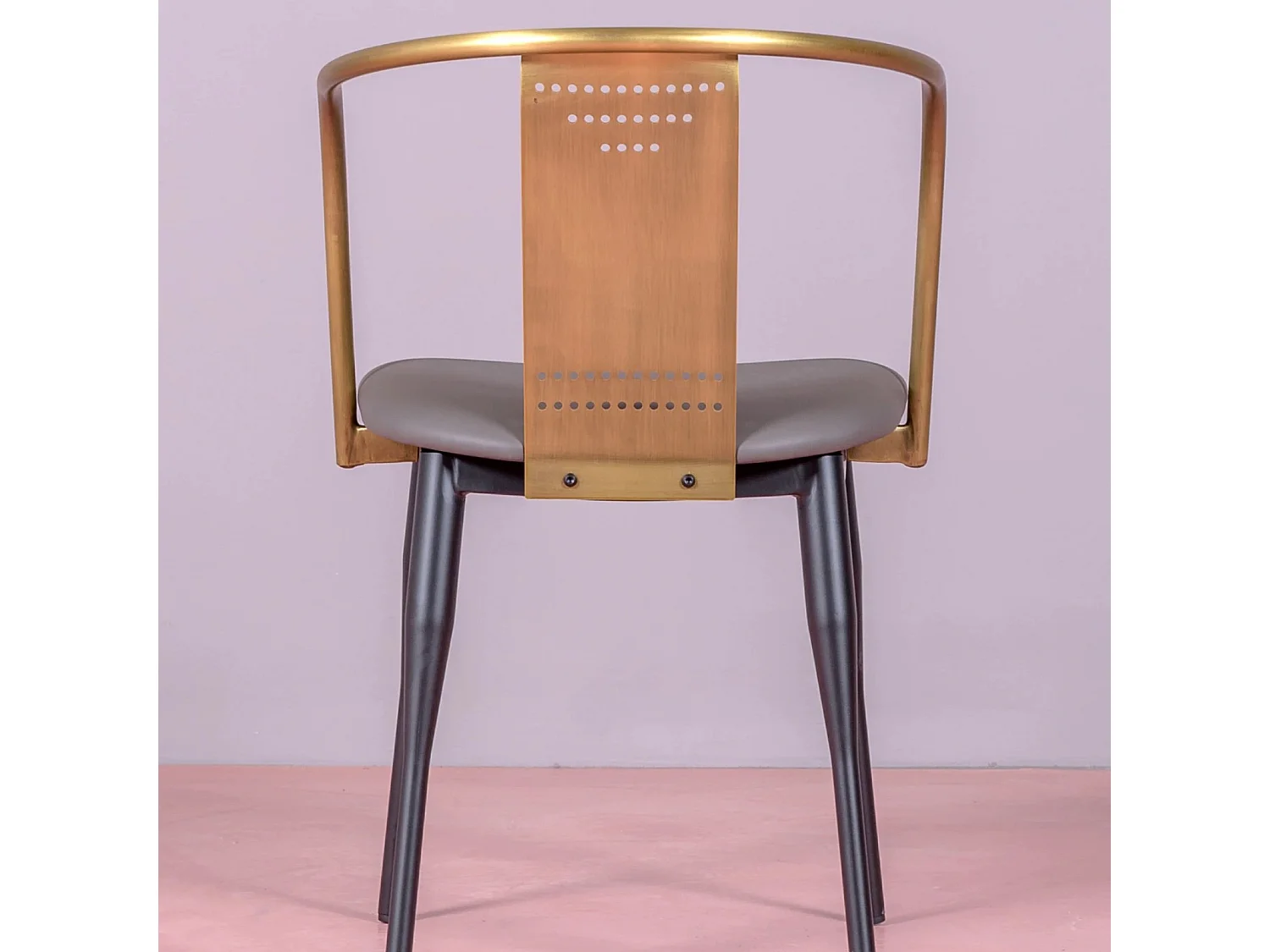 Cadeira industrial em aço dourado e com almofada - Bistro - Cinza