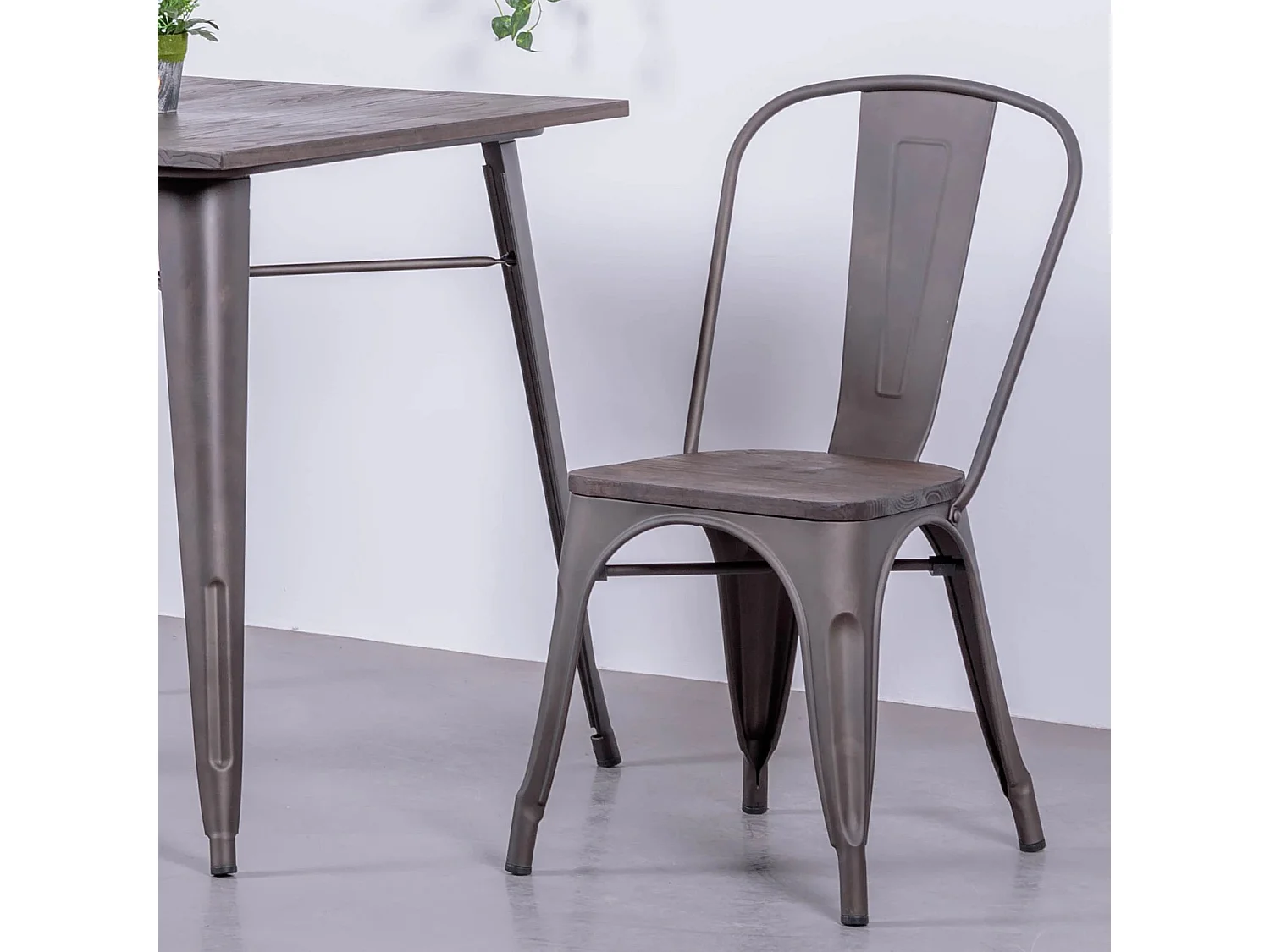 Chaise industrielle vieillie avec assise en bois foncé - Bistro - Antique