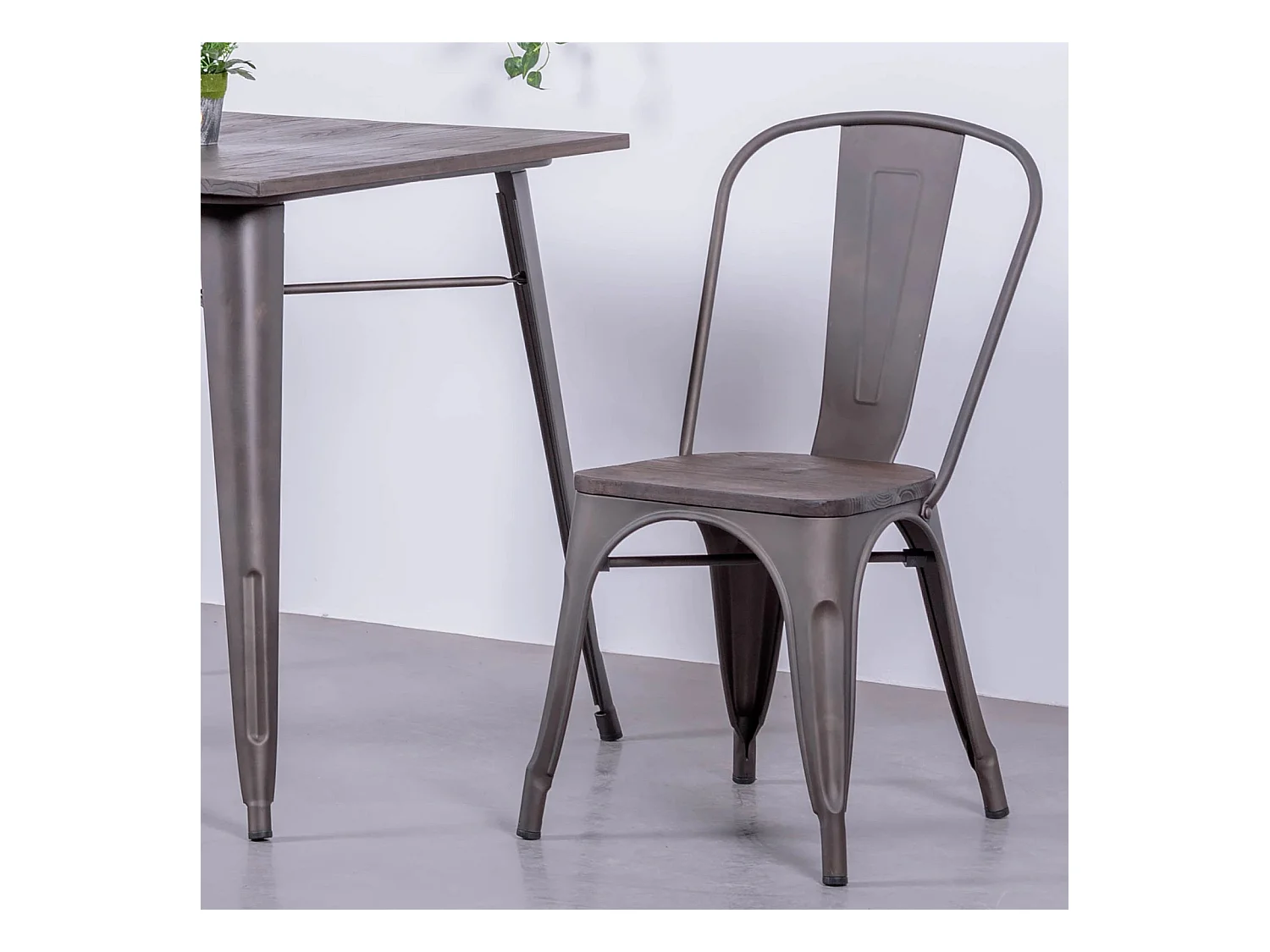 Oude industriële stoel met donkerhouten zitting - Bistro - Antiek