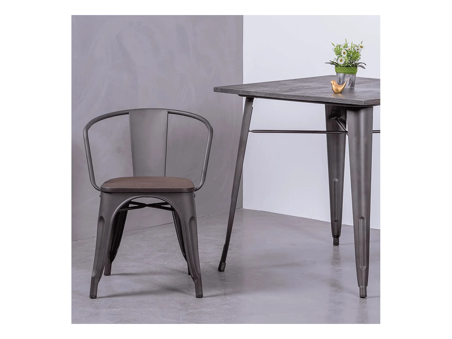 Verouderde industriële stoel met armleuningen en houten zitting - Bistro - Antiek