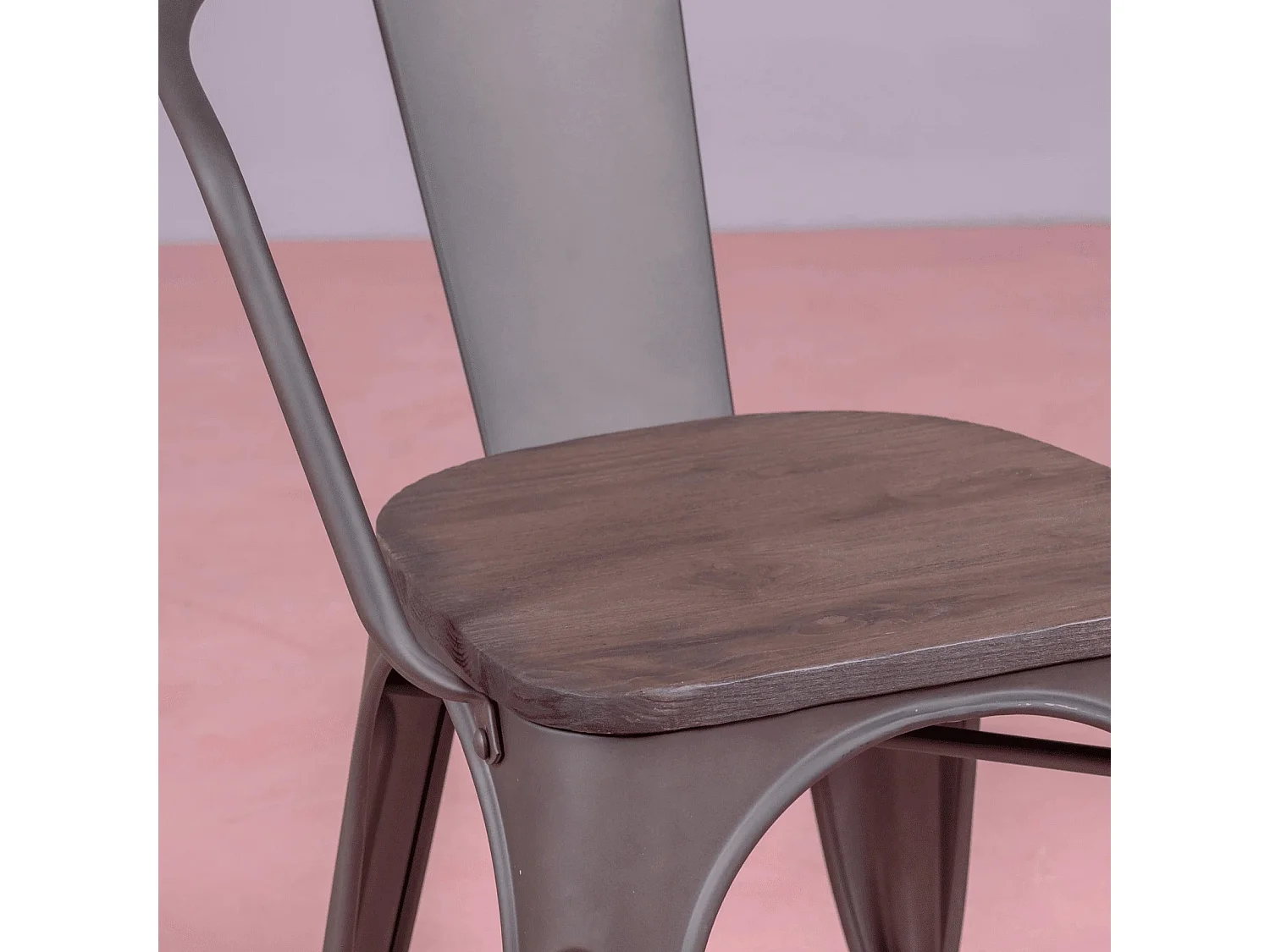 Chaise industrielle vieillie avec accoudoirs et assise en bois - Bistro - Antique