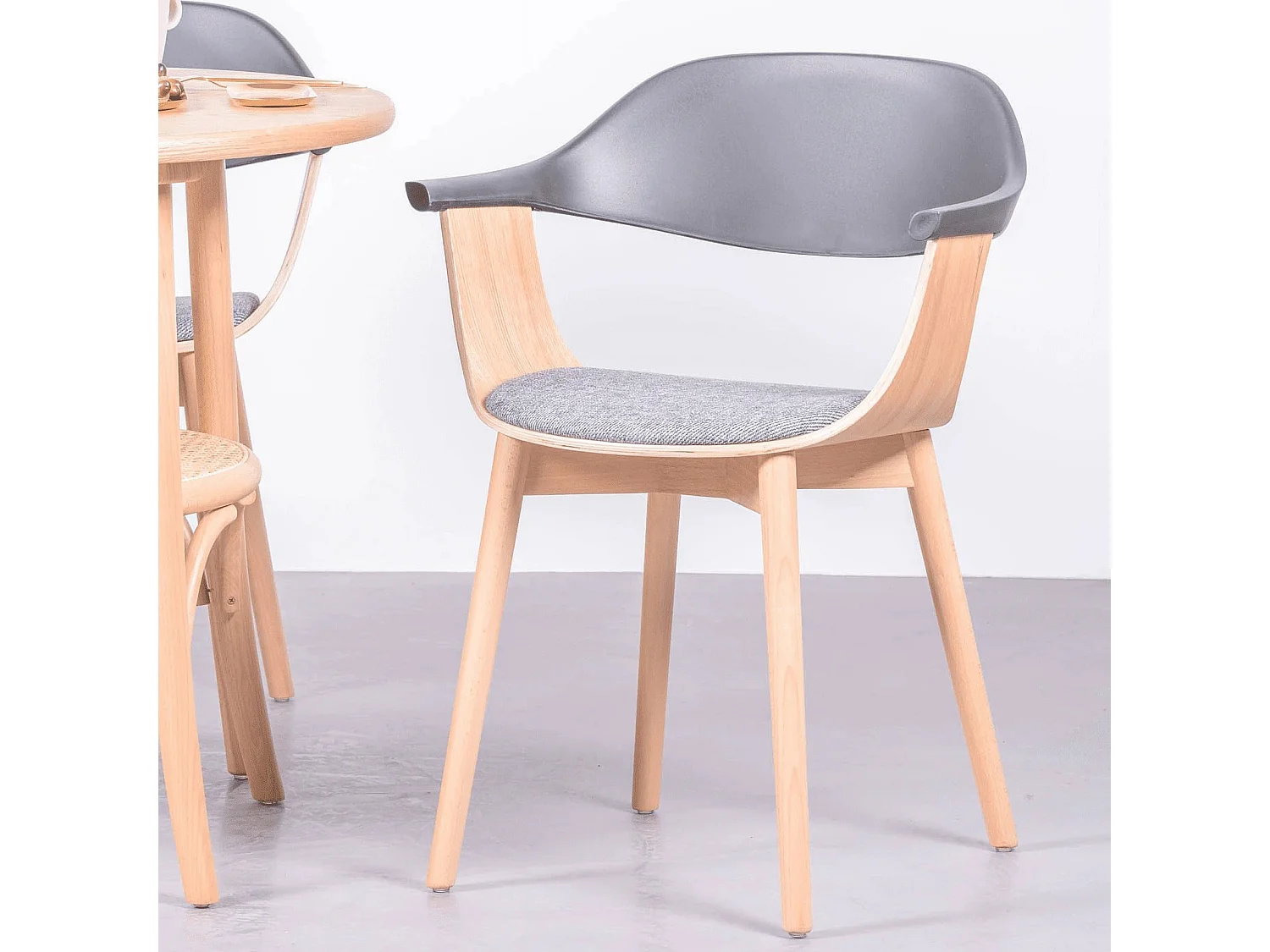 Chaise design scandinave en bois de frêne - Cabane - Noir