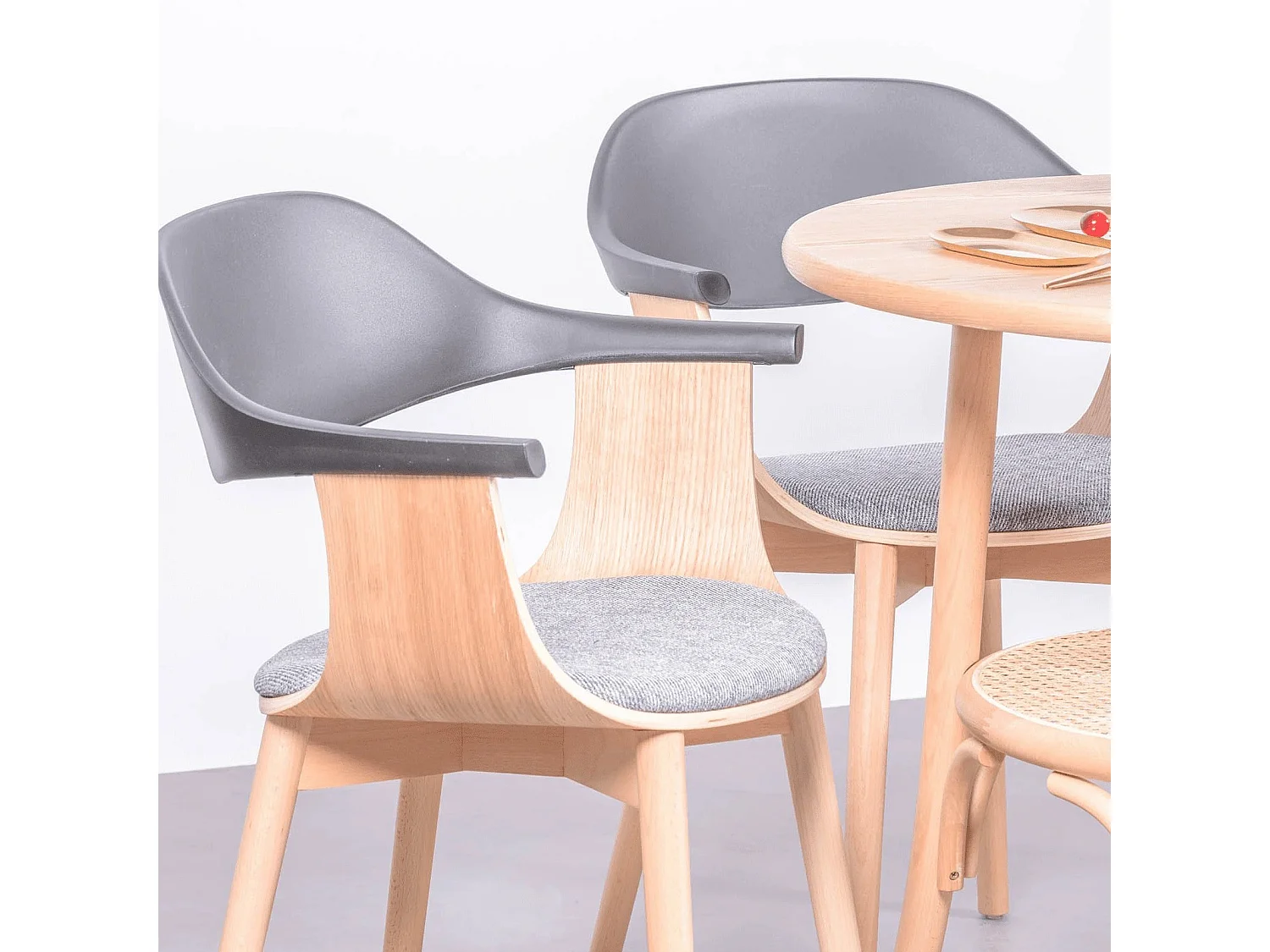 Chaise design scandinave en bois de frêne - Cabane - Noir