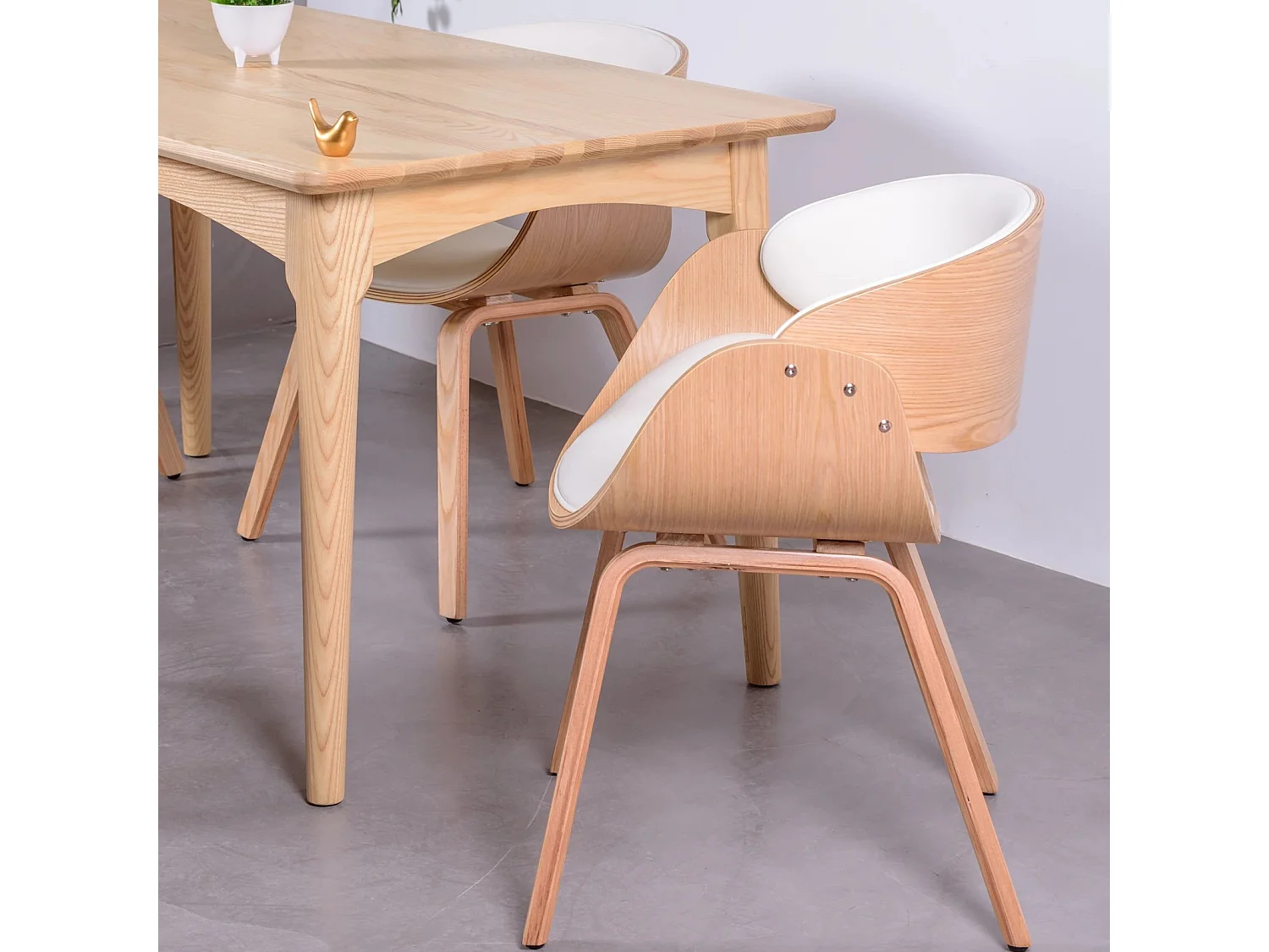 Sedia scandinava in legno chiaro di acero con cuscino in similpelle - Burrow S - Bianco