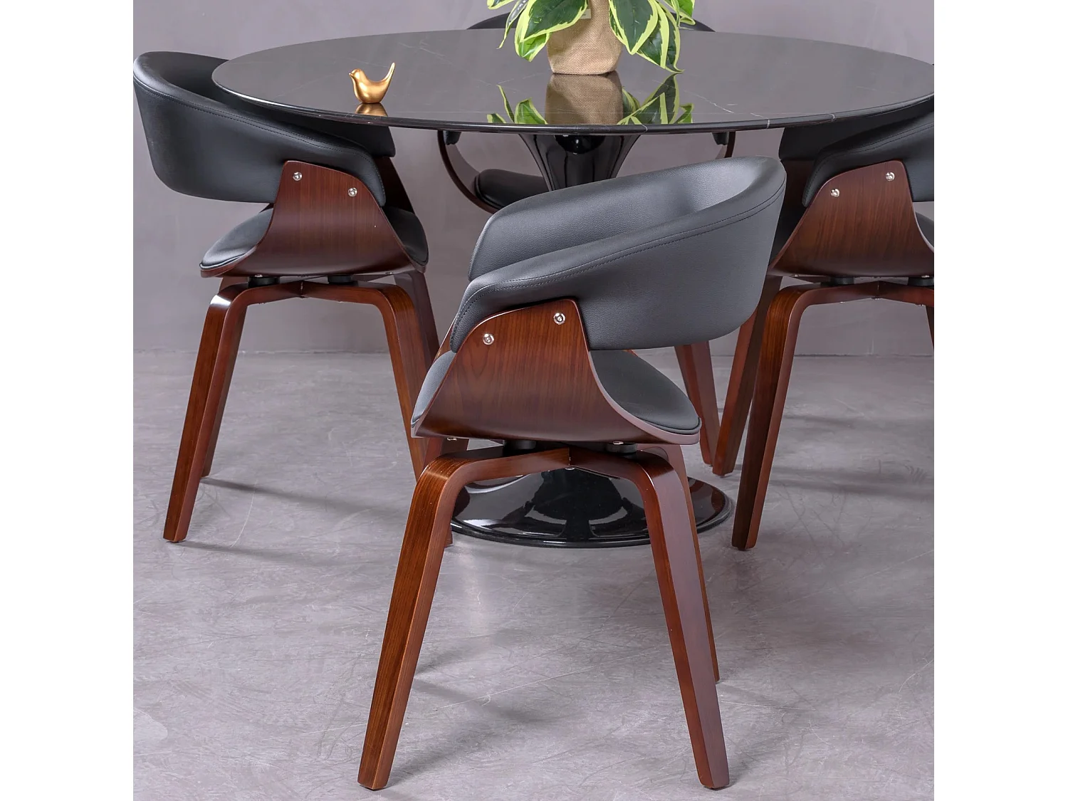 Chaise scandinave avec accoudoirs en bois de noyer foncé et tapissée en simili cuir - Burrow - Noir