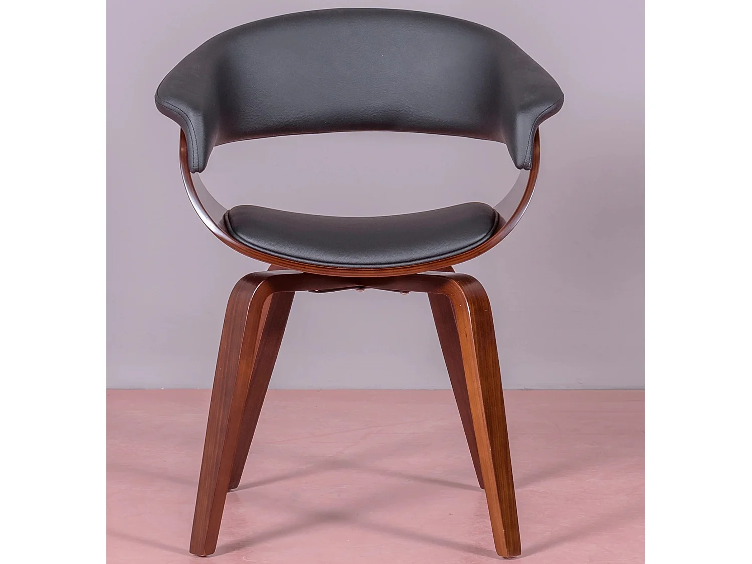 Chaise scandinave avec accoudoirs en bois de noyer foncé et tapissée en simili cuir - Burrow - Noir