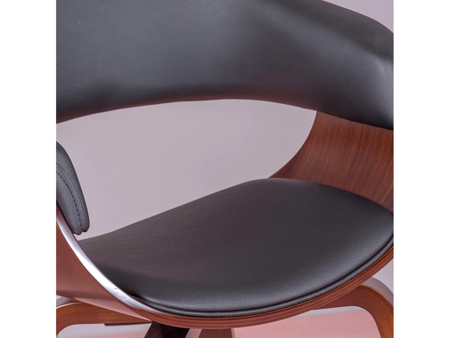 Chaise scandinave avec accoudoirs en bois de noyer foncé et tapissée en simili cuir - Burrow - Noir