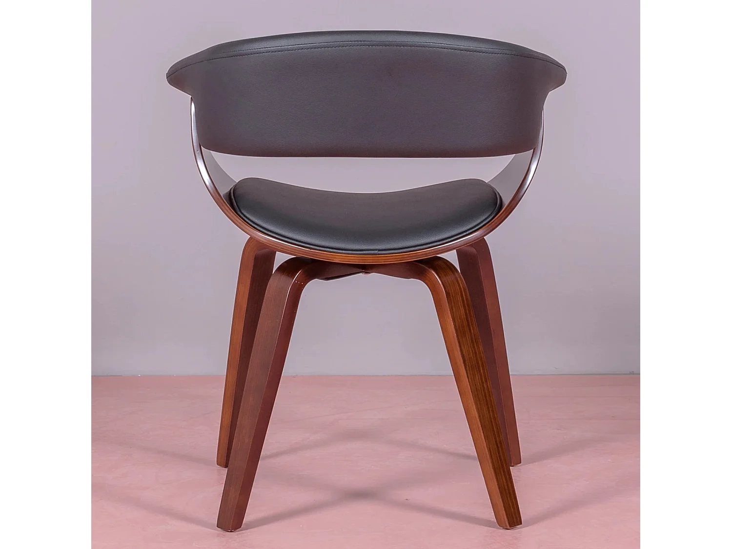 Chaise scandinave avec accoudoirs en bois de noyer foncé et tapissée en simili cuir - Burrow - Noir