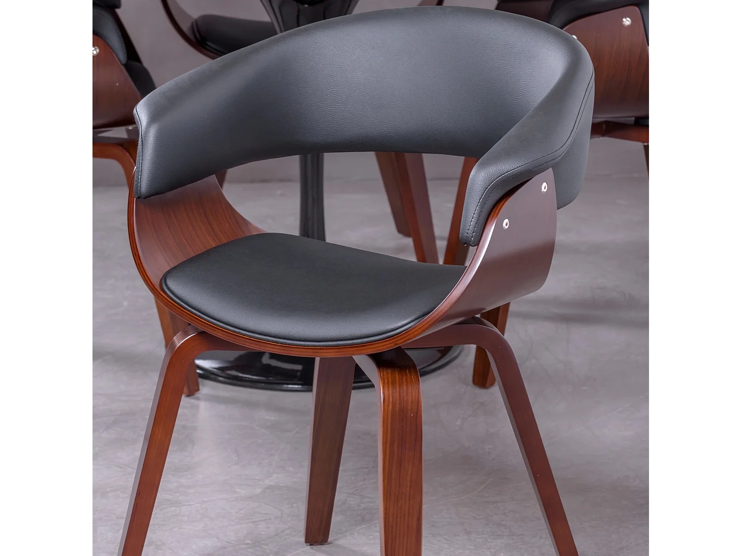 Chaise scandinave avec accoudoirs en bois de noyer foncé et tapissée en simili cuir - Burrow - Noir