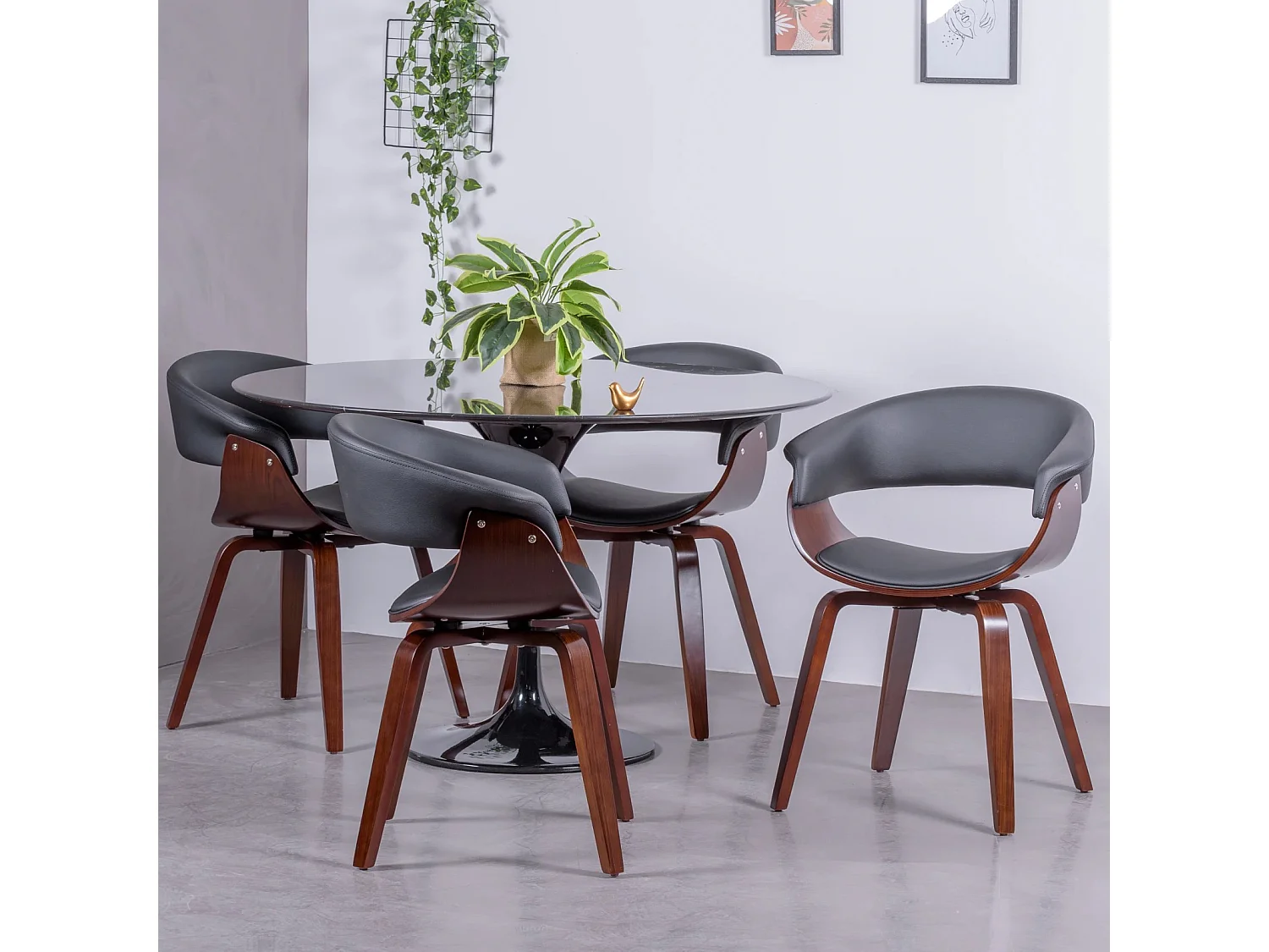 Chaise scandinave avec accoudoirs en bois de noyer foncé et tapissée en simili cuir - Burrow - Noir