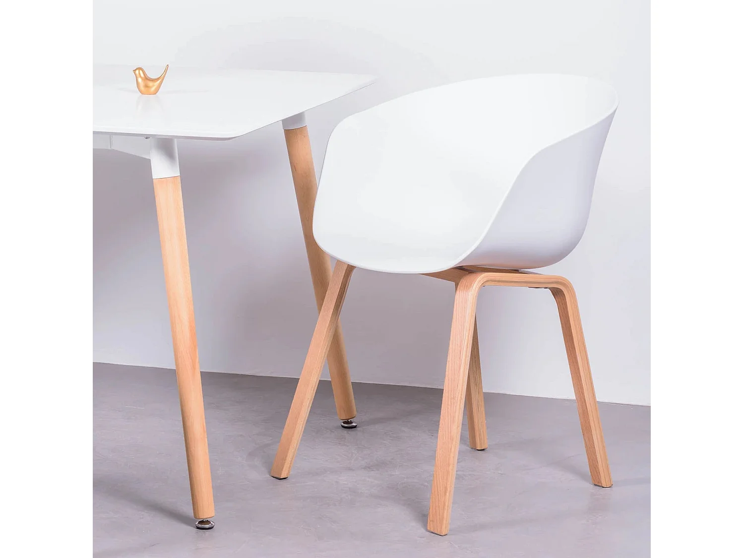 Sedia con seduta in plastica e gambe in legno di faggio - Daxer - Bianco