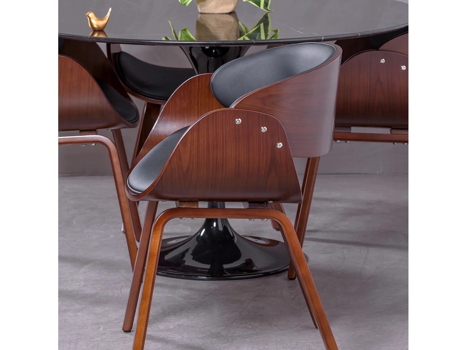 Chaise scandinave avec accoudoirs en bois de noyer foncé et tapissée en simili cuir - Burrow S - Noir