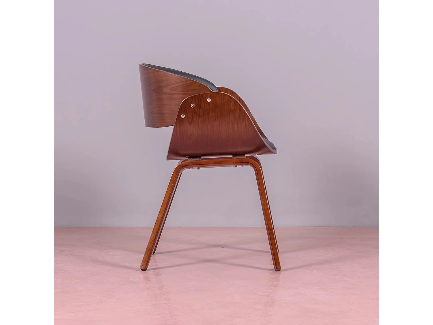 Chaise scandinave avec accoudoirs en bois de noyer foncé et tapissée en simili cuir - Burrow S - Noir