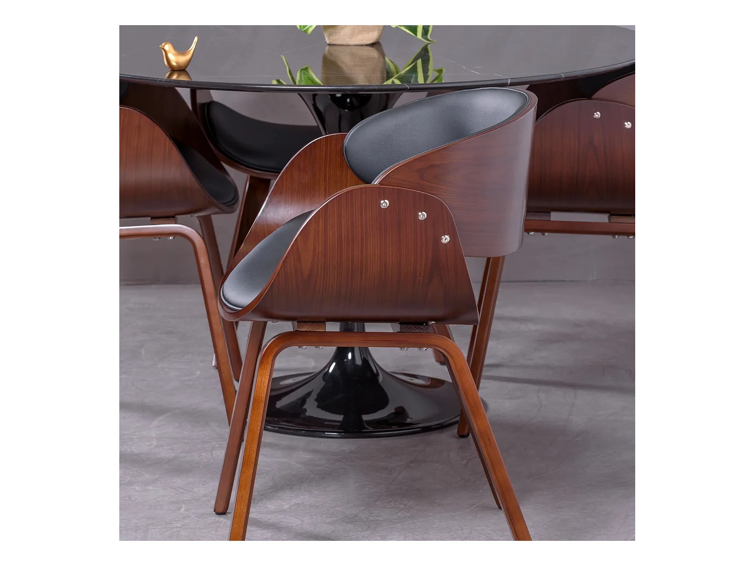 Chaise scandinave avec accoudoirs en bois de noyer foncé et tapissée en simili cuir - Burrow S - Noir