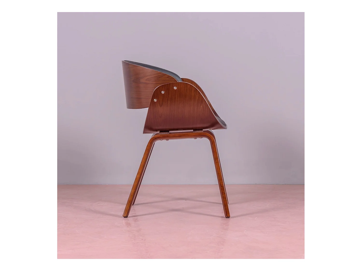 Chaise scandinave avec accoudoirs en bois de noyer foncé et tapissée en simili cuir - Burrow S - Noir