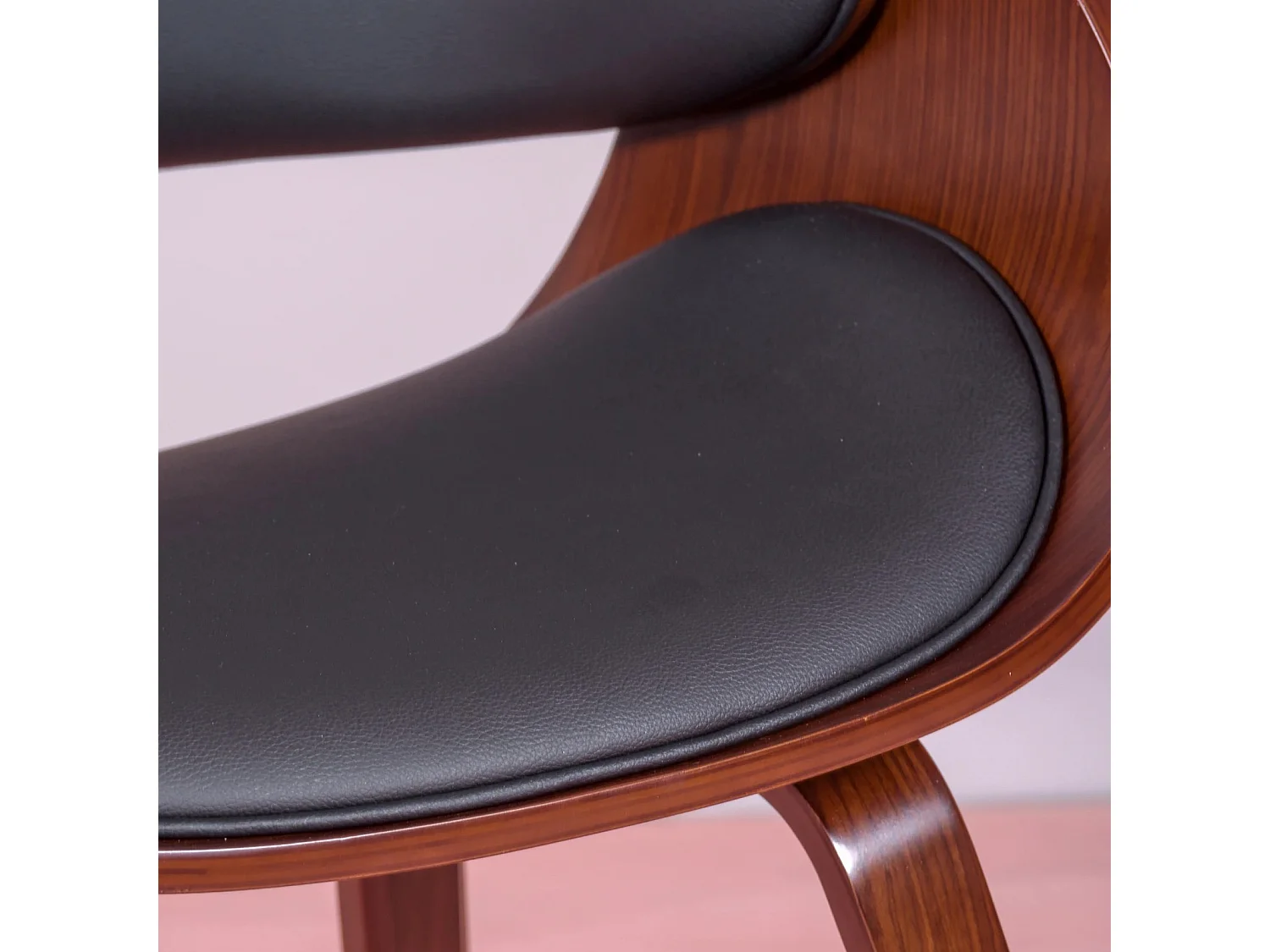 Chaise scandinave avec accoudoirs en bois de noyer foncé et tapissée en simili cuir - Burrow S - Noir