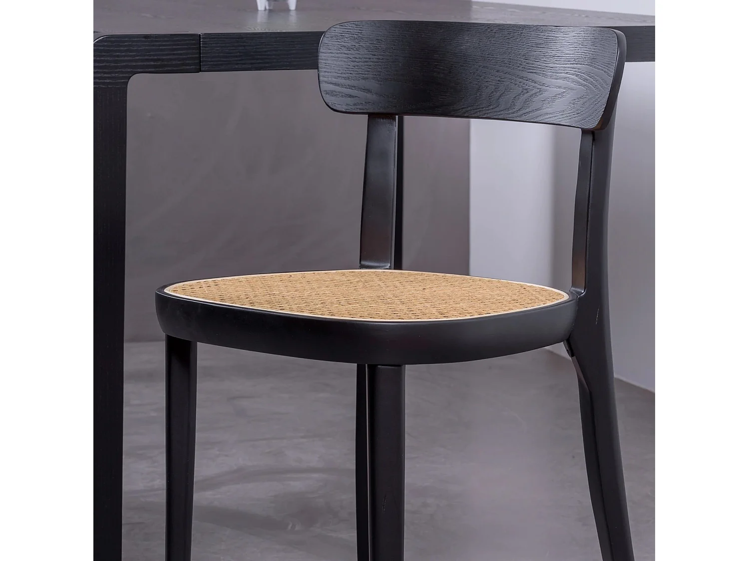 Silla de diseño en madera de fresno y asiento de ratán natural - Tours - Negro