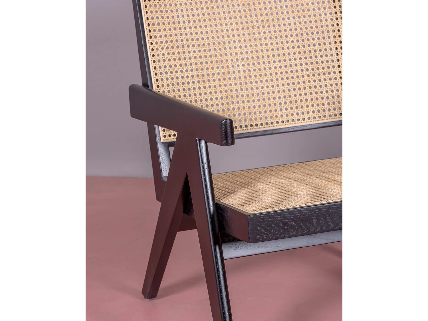 Sillón clásico con reposabrazos en madera de teca y ratán natural - Compass - Negro