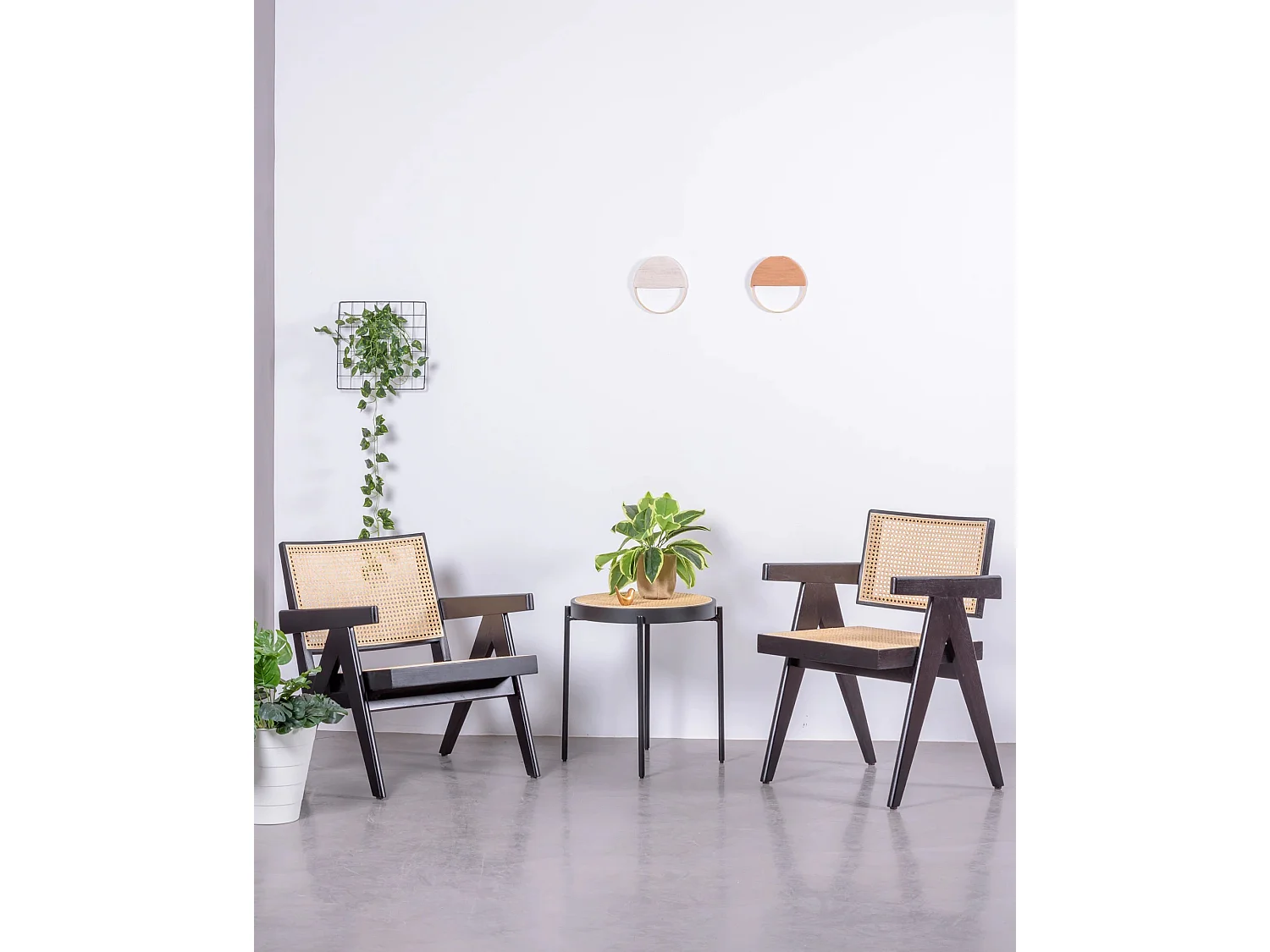 Sillón clásico con reposabrazos en madera de teca y ratán natural - Compass - Negro