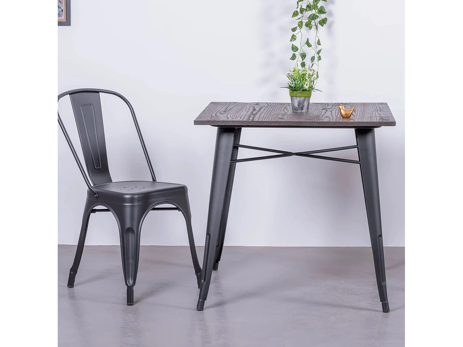 Mesa industrial em aço preto e madeira escura - Bistro - Preto