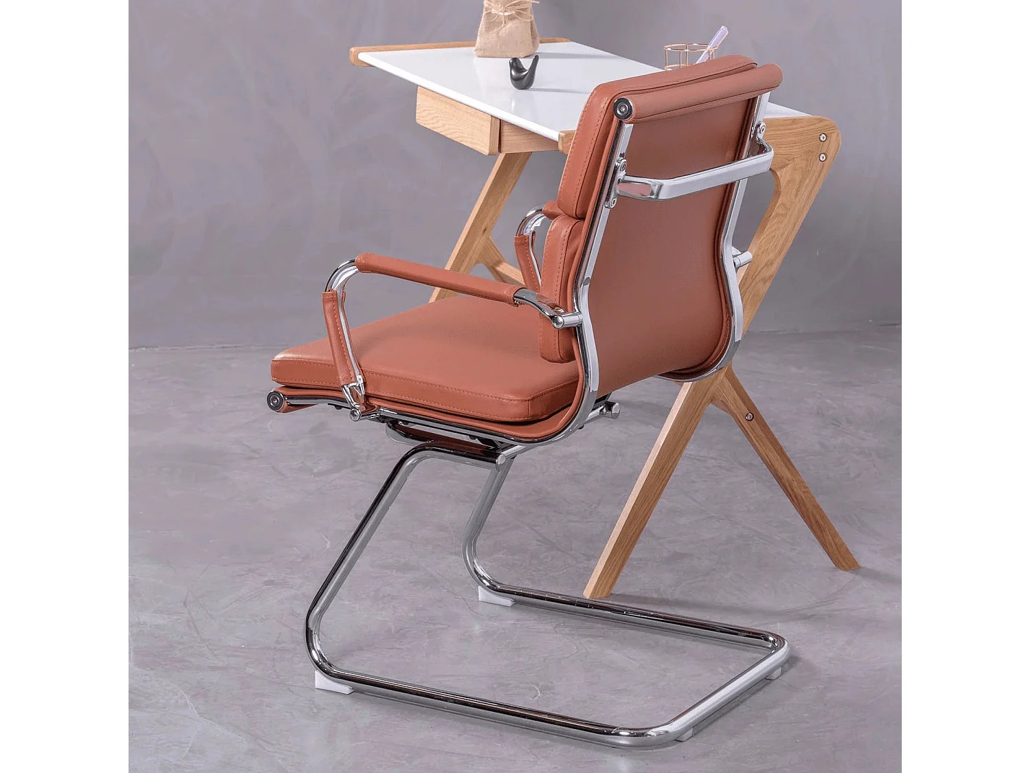Chaise de bureau sans roulettes avec dossier bas et revêtement en similicuir - Alu S - Cognac
