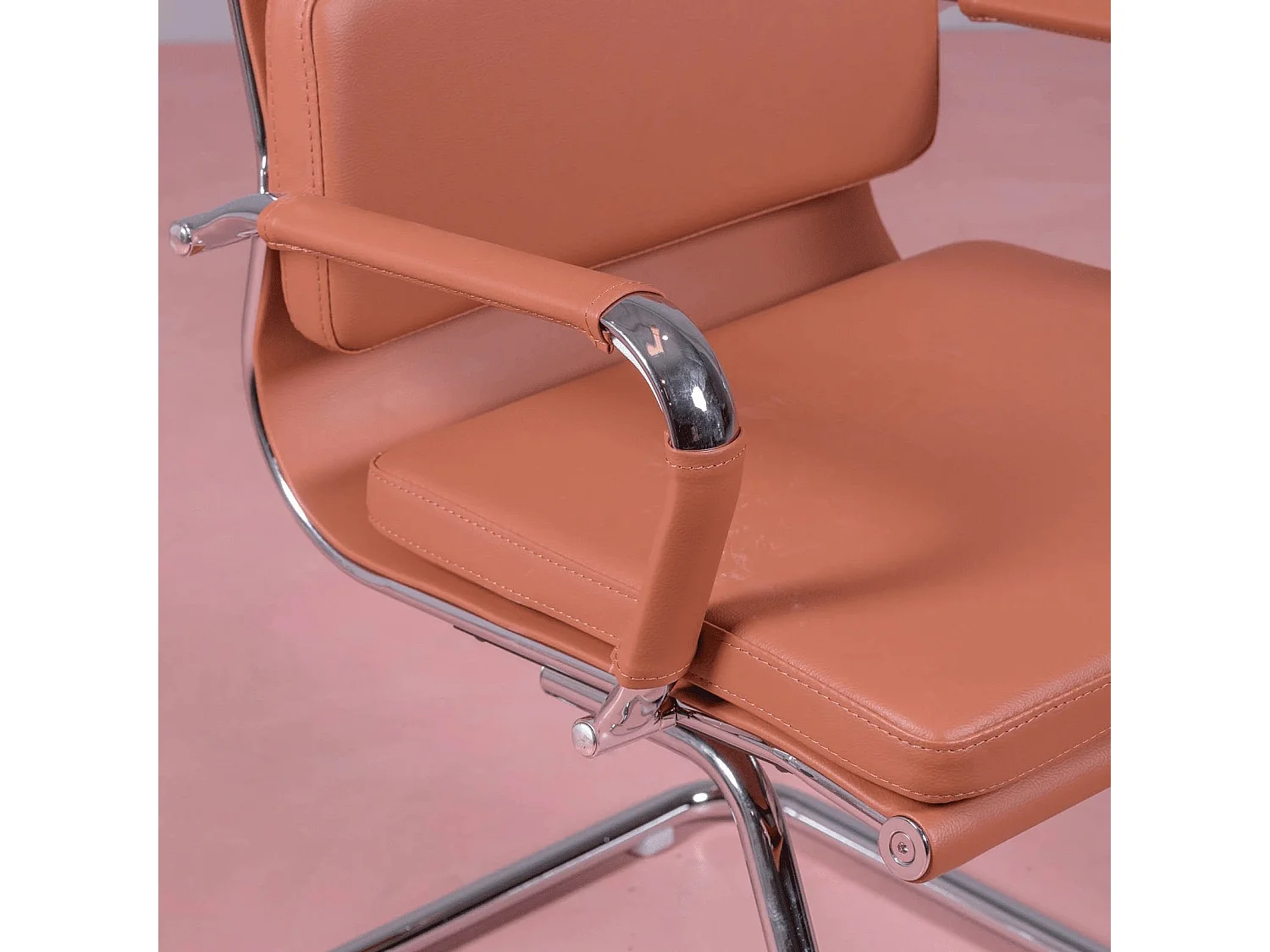 Chaise de bureau sans roulettes avec dossier bas et revêtement en similicuir - Alu S - Cognac