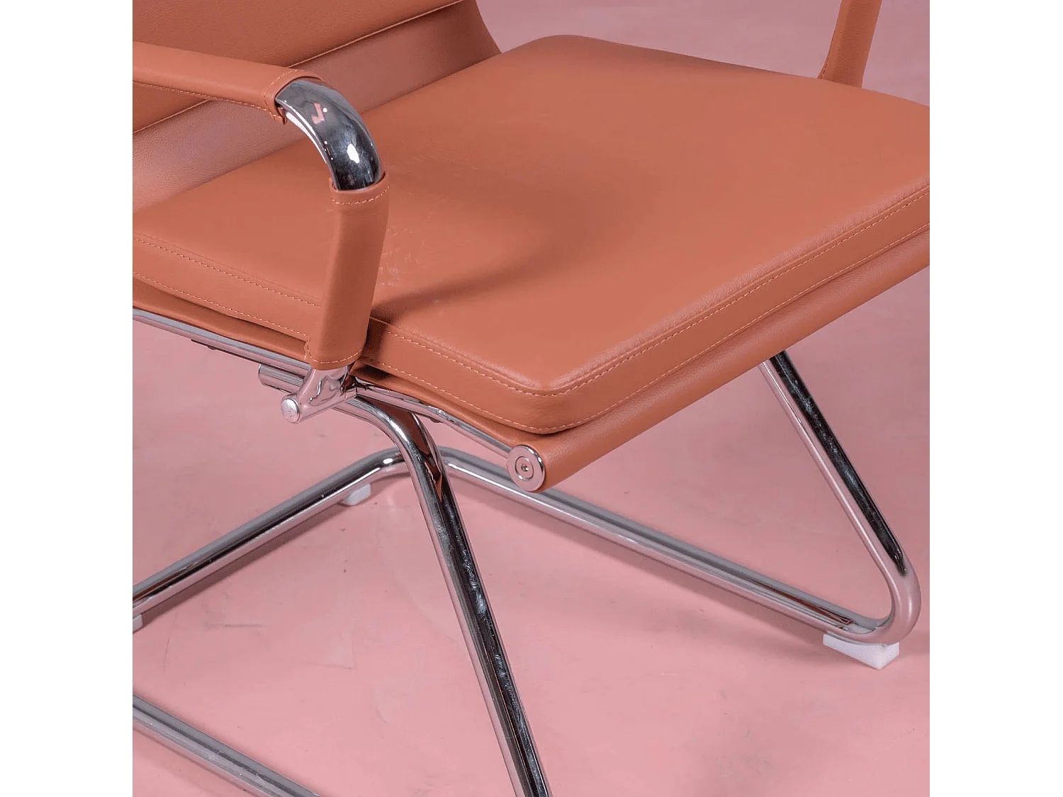 Chaise de bureau sans roulettes avec dossier bas et revêtement en similicuir - Alu S - Cognac