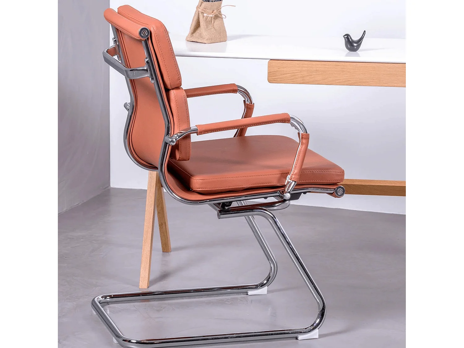 Chaise de bureau sans roulettes avec dossier bas et revêtement en similicuir - Alu S - Cognac