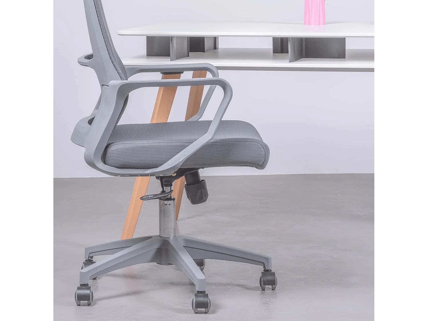 Chaise de bureau ergonomique réglable en mesh respirante aux finitions grises - Mesh - Gris foncé