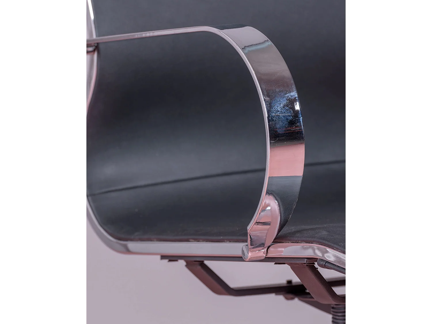 Cadeira de escritório econômica de design estofada em couro sintético - Detroit - Preto