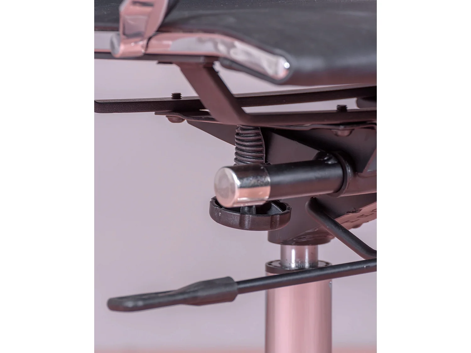 Cadeira de escritório econômica de design estofada em couro sintético - Detroit - Preto