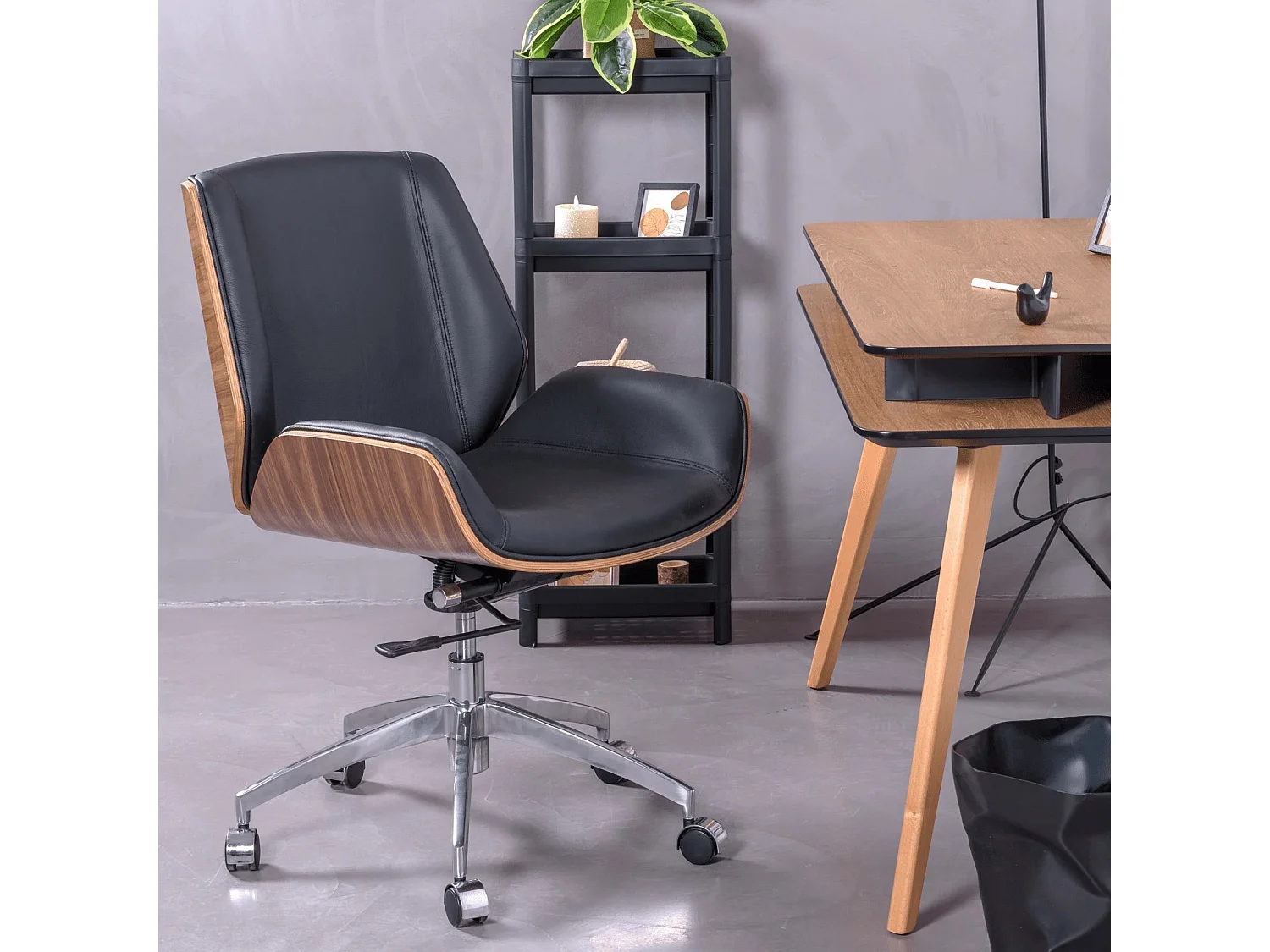 Chaise de bureau en bois de noyer et recouverte de cuir italien - Nordic - Noir