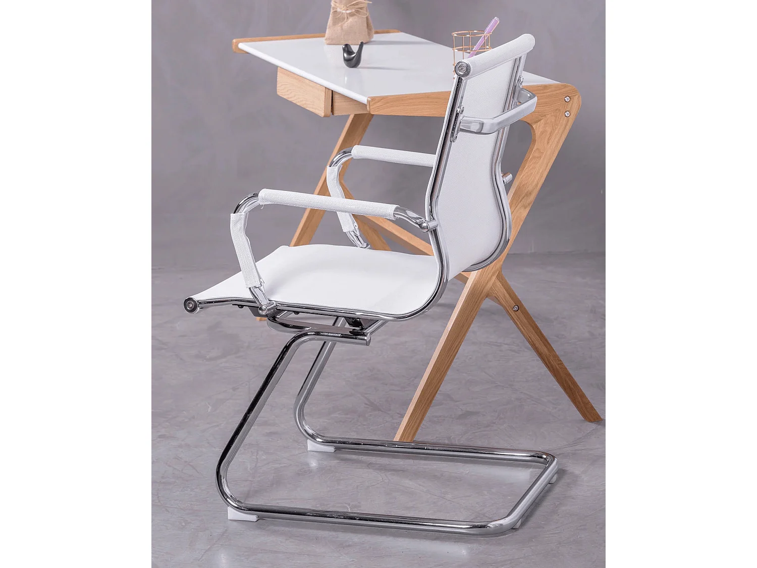 Chaise de salle de réunion à dossier bas en mesh de fibres respirante - Alu - Blanc