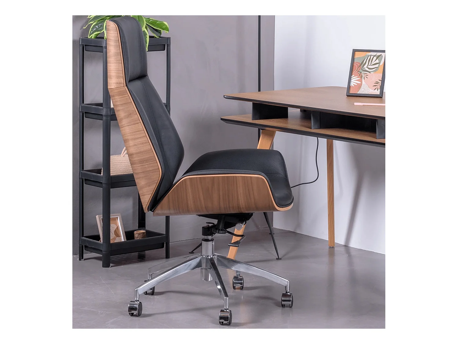 Chaise de bureau en bois de noyer et recouverte de cuir italien - Nordic H - Noir
