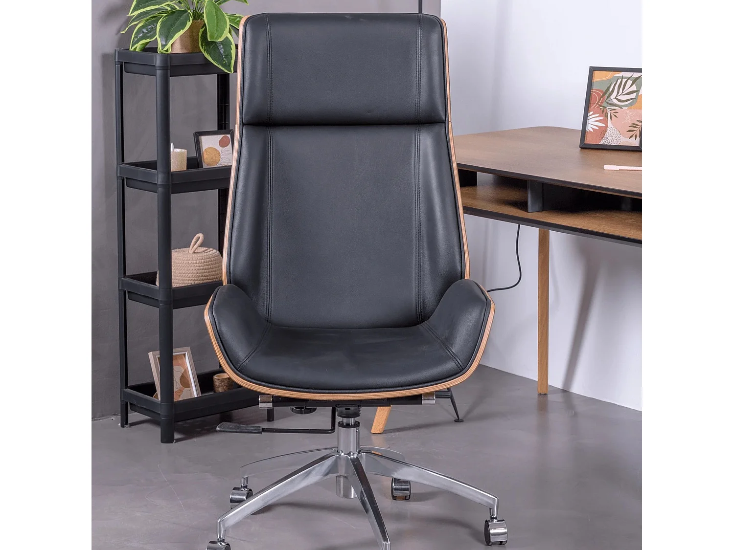 Chaise de bureau en bois de noyer et recouverte de cuir italien - Nordic H - Noir