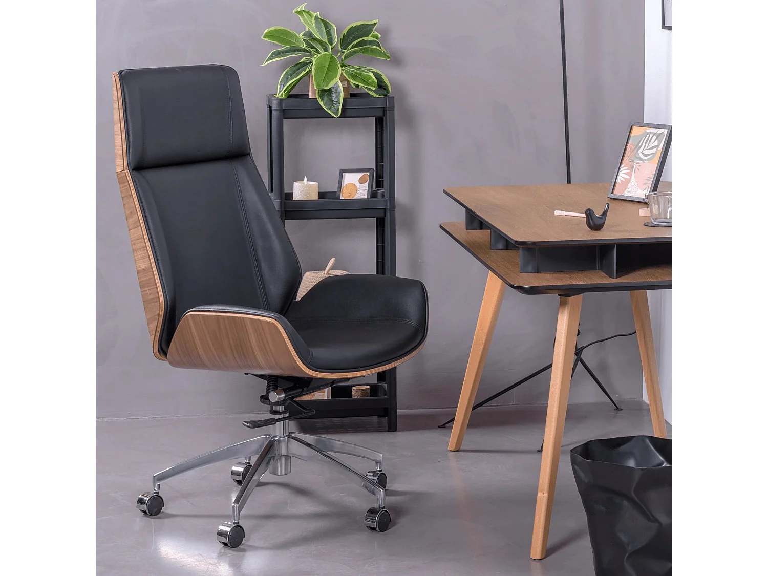 Chaise de bureau en bois de noyer et recouverte de cuir italien - Nordic H - Noir